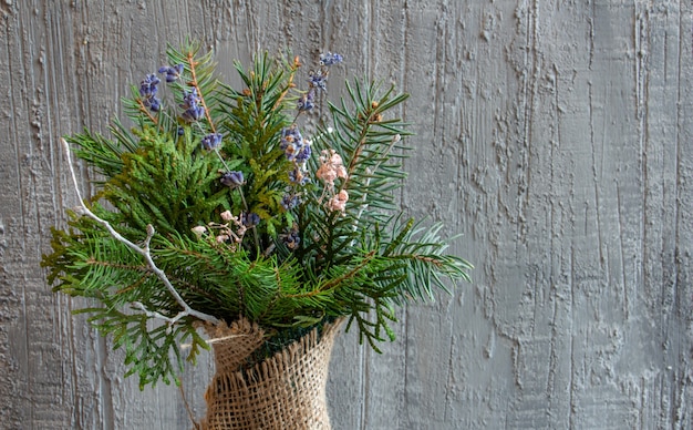 Prachtig kerstdecor in zilverkleurige tinten kerstboeket kerstspeelgoed op een betonnen achtergrond