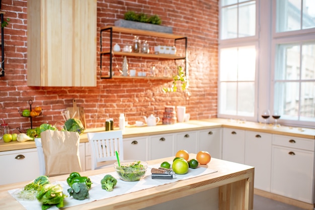 Prachtig keukeninterieur met groen rauwkost op tafel