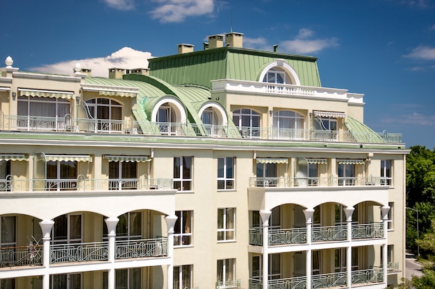 Prachtig klassiek gebouw met bogen om balkons en groen metalen dak