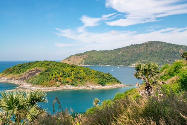 Prachtig klein eiland in de tropische zee in de buurt van laem promthep cape in phuket thailand, verbazingwekkende archipel rond phuket island.