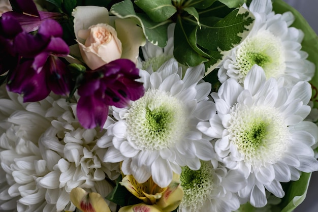 Prachtig kleurrijk boeket van witte chrysanten, rozen en veelkleurige alstroemeria's.