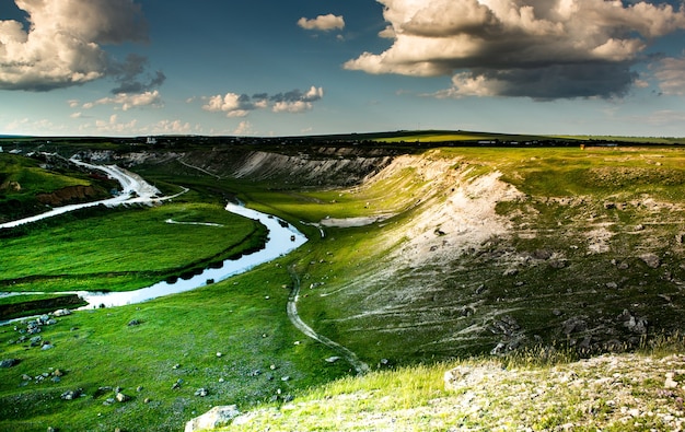 prachtig landelijk landschap in europa met groene velden en blauwe lucht