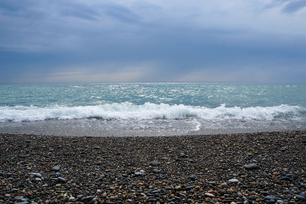 Prachtig landschap blauwe zee golven en kust