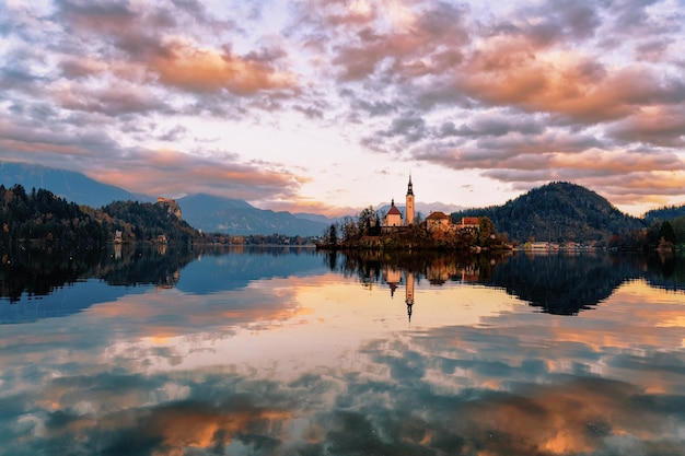 Prachtig landschap en het meer van Bled en de kerk met kasteel in Slovenië. Reis in Europa bij zonsondergang