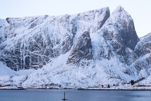 Prachtig landschap. gids voor Reine op de Noorse Lofoten-eilanden. Noorwegen