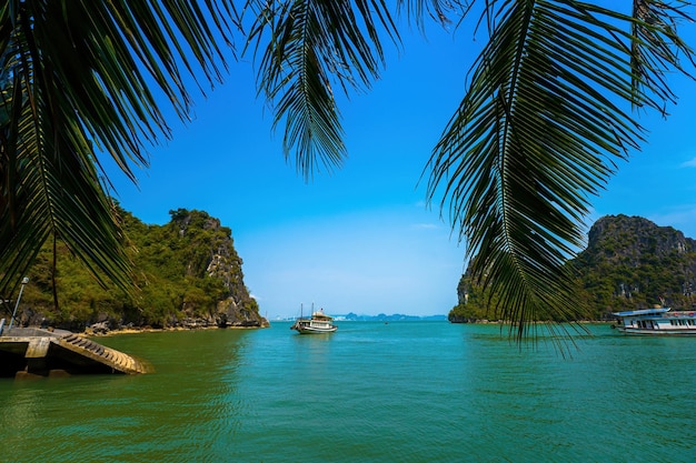 Prachtig landschap Halong Bay uitzicht van bovenaf de Thien Cung-grot met Junk-boot Zuidoost-Azië UNESCO-werelderfgoed Populaire beroemde bestemming van Vietnam, het is een prachtig natuurwonder