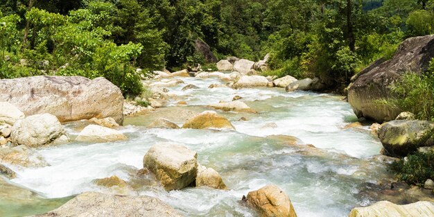 Prachtig landschap met berg rotsachtige rivier. Aziatische landschap, reizen en toerisme concept.