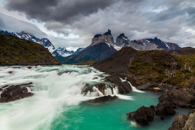 Prachtig landschap met bergen en rivier Nationaal Park Torres del Paine Chili