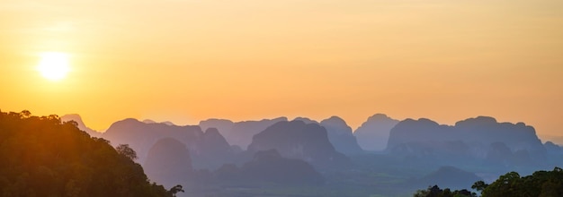 Prachtig landschap met dramatisch zonsondergang tropisch regenwoud en steile bergkam aan de horizon Krabi Thailand