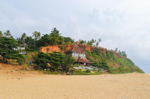 Prachtig landschap met een huis aan de kust van Papanasam Beach, Varkala, India