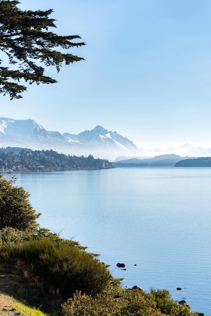 prachtig landschap met een meer en bergen in de rug