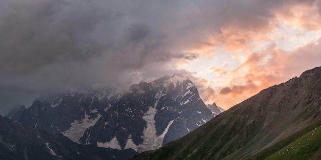 Prachtig landschap met majestueuze bergen