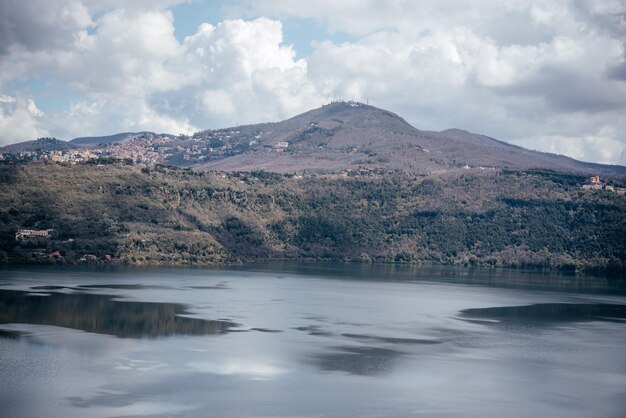 Prachtig landschap met meer en bergen in italië