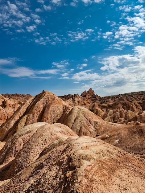 Prachtig landschap met rode rotsen tegen een blauwe hemel.