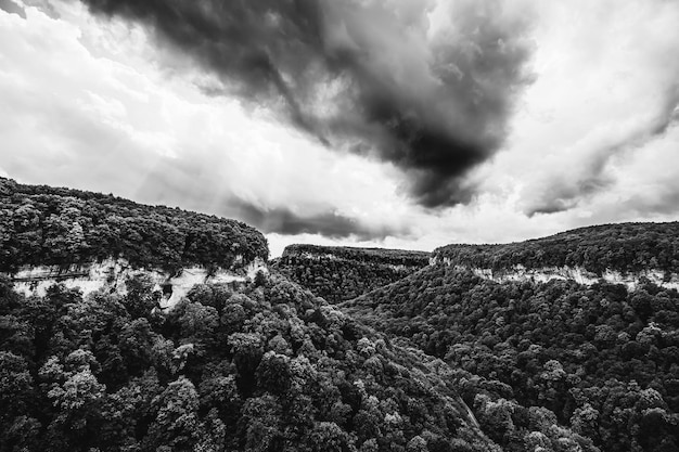 Prachtig landschap met uitzicht op het Una Koz-gebergte met dramatische bewolkte lucht zwart-wit foto