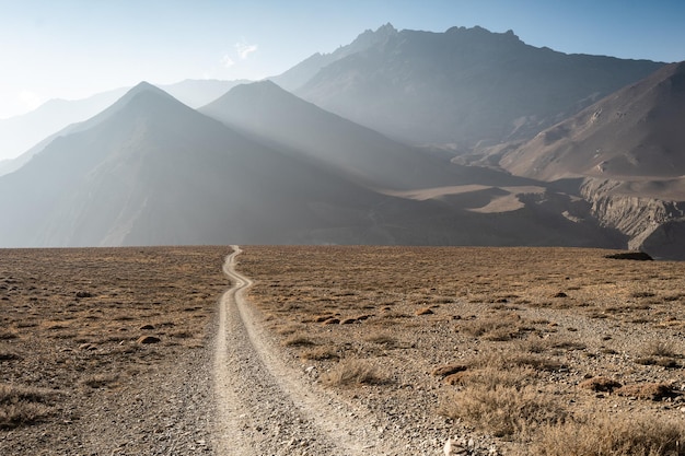 Prachtig landschap met verlaten weg door de Himalaya