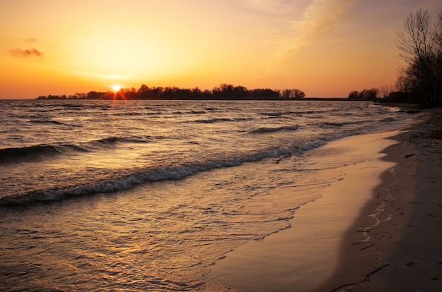 Prachtig landschap met zonsondergang vurige hemel. Samenstelling van de natuur