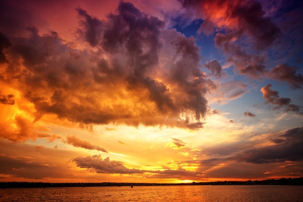 Prachtig landschap met zonsondergang