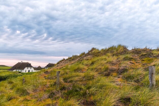 Prachtig landschap op een bewolkte dag bij zonsondergang op het eiland Sylt in de Noordzee Duitsland