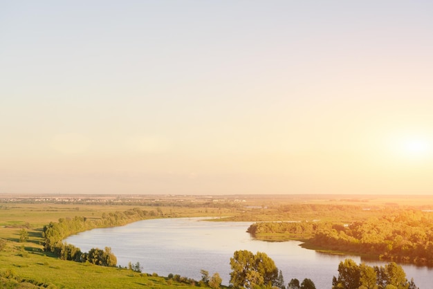 Prachtig landschap rivierkanaal tussen groene bomen in het zonlicht bovenaanzicht