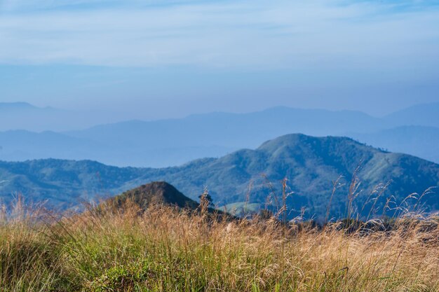 Prachtig landschap uitzicht en lagen bergen op khao khao chang phueak bergenThong Pha Phum National Park's hoogste berg staat bekend als Khao Chang Phueak