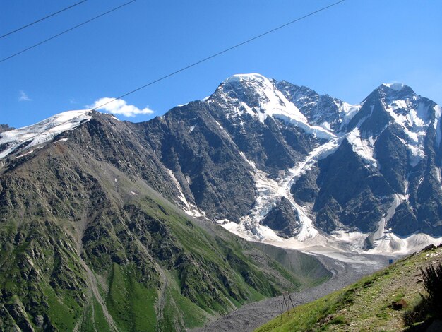 Prachtig landschap, uitzicht op de berg Cheget vanuit het dorp Terskol. Hoge berg met besneeuwde toppen