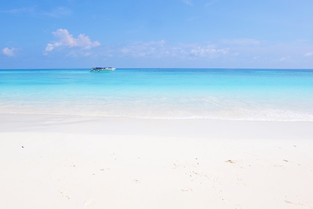 Prachtig landschap uitzicht op zee en strand op Tachai Island in Thailand.