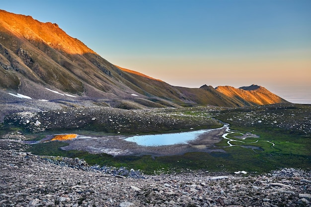 Prachtig landschap van bergen en meer