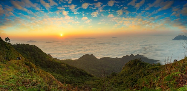 Prachtig landschap van berglaag in de ochtendzon en wintermist bij Doi Hua Mae Kham