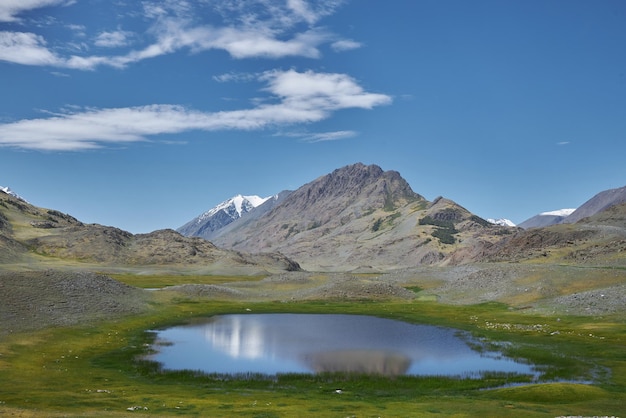 Prachtig landschap van bergtoppen, rivieren en meren Wilde natuur van het Altai-gebergte Wolken boven bergketens Rusland Altai Republiek