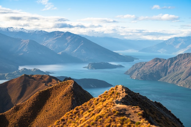 Prachtig landschap van de bergen en Lake Wanaka. Roys Peak Track, South Island, Nieuw-Zeeland.