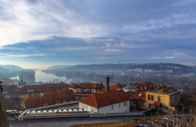 Prachtig landschap van de stad Praag en de rivier de Moldau, Tsjechië