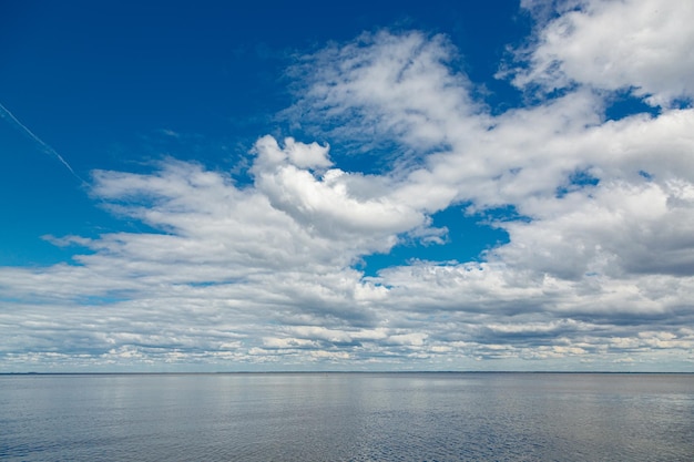 Prachtig landschap van de zee tegen de achtergrond van een blauwe lucht met wolken