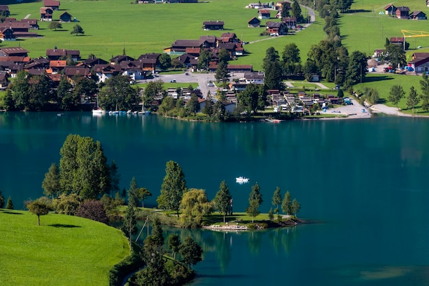 prachtig landschap van een meerstad in Zwitserland Het omvat het meer van Lungern