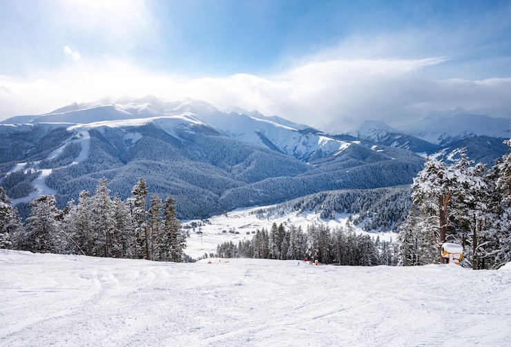 Foto prachtig landschap van het arkhyz-skiresort met bergen, sneeuwbos en spoor op een zonnige winterdag kaukasus-gebergte rusland