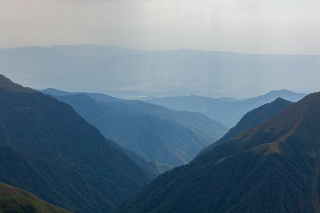 Prachtig landschap van het bergachtige gebied van Georgië, Tusheti. Reis