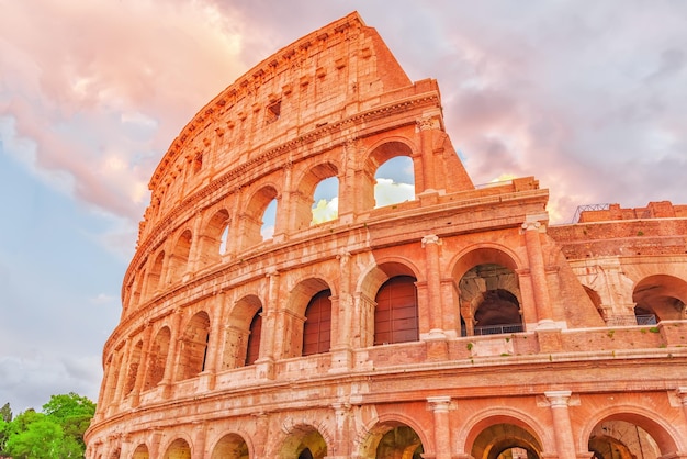 Prachtig landschap van het Colosseum in Rome, een van de wereldwonderen in de avondtijd