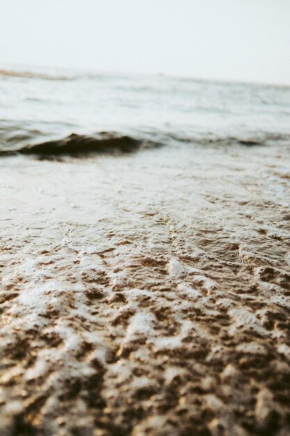 Prachtig landschap van het strand met spetterende zeegolven