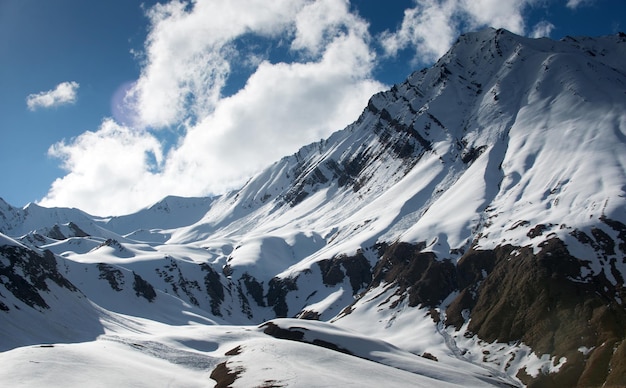 Prachtig landschap van hoge bergen in Georgië