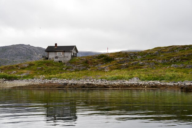 Prachtig landschap van huisje aan de kust in het noorden van Noorwegen
