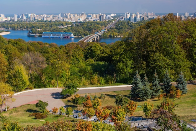 Prachtig landschap van Kiev met uitzicht op de Dnipro