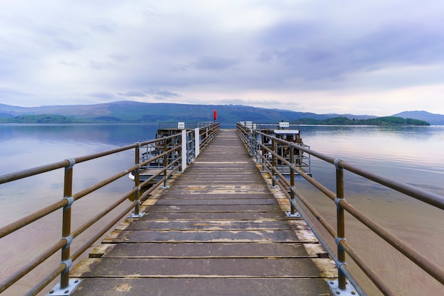 Prachtig landschap van Loch Lomond in Luss op de pier, Schotland