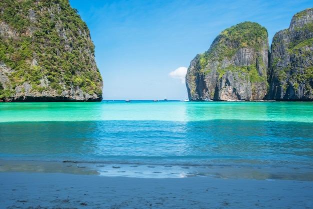 Foto prachtig landschap van maya bay strand op phi phi eiland krabi thailand landmark bestemming zuidoost-azië reizen vakantie en vakantie concept