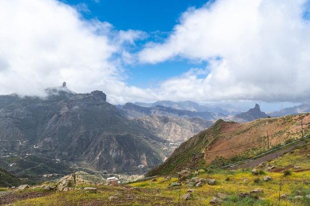 Foto prachtig landschap van roque nublo vanuit een uitkijkpunt gran canaria spanje