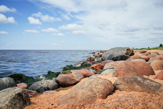 Prachtig landschap van rotsen en kiezels op het strand