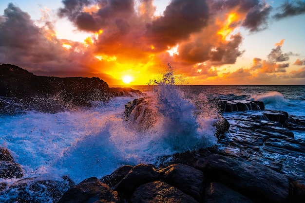 Prachtig landschap van rotsformaties aan zee bij Queens Bath Kauai Hawaii bij zonsondergang
