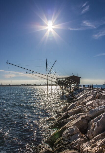 Prachtig landschap van Sottomarina, resort in de buurt van Venetië. Een kleine dam in de zee met tegenlicht fotograferen met HDR-techniek.