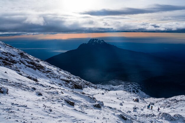 Prachtig landschap van Tanzania en Kenia vanaf de Kilimanjaro-berg. Rotsen, struiken en leeg vulkanisch terrein rond de Kilimanjaro-vulkaan.