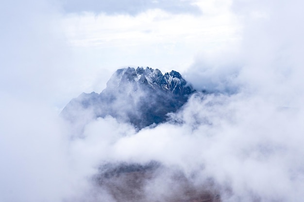 Prachtig landschap van Tanzania en Kenia vanaf de Kilimanjaro-berg. Rotsen, struiken en leeg vulkanisch terrein rond de Kilimanjaro-vulkaan.