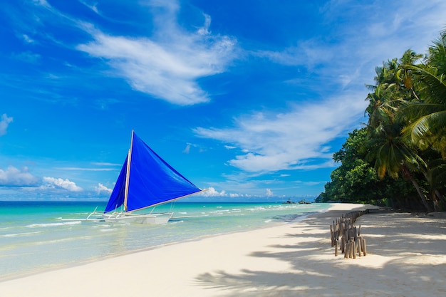 Prachtig landschap van tropisch strand op het eiland Boracay, Filippijnen. Zeilboot in de zee. Uitzicht op de natuur. Zomer vakantie concept.